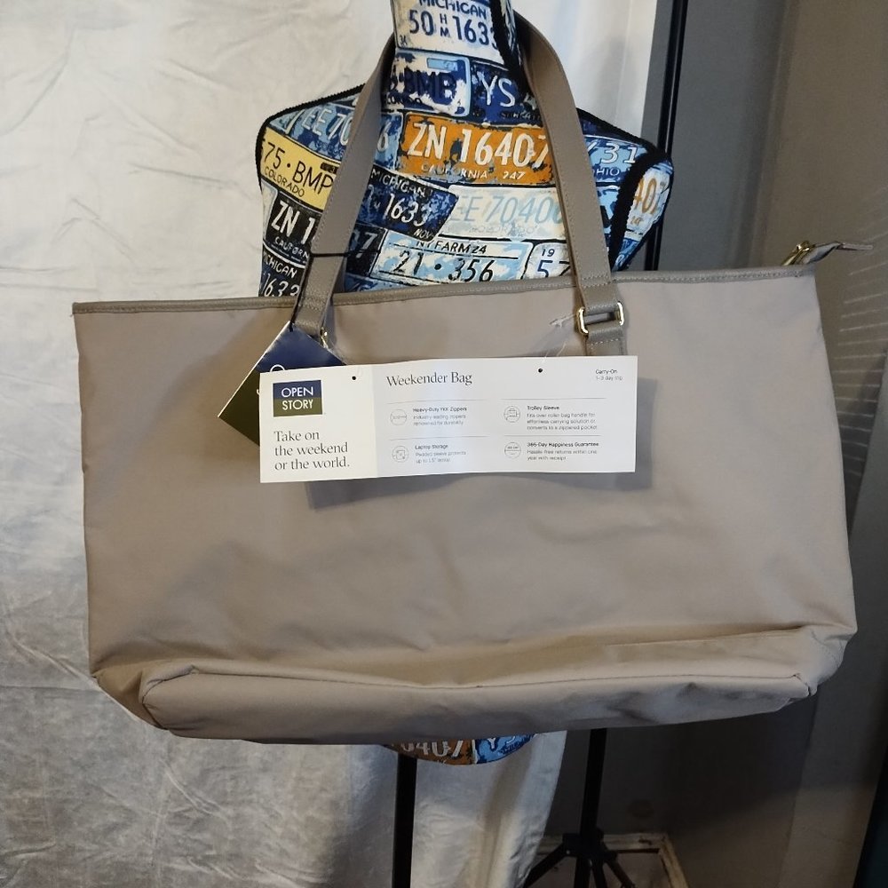 Open story "Atmosphere long weekend tote bag.